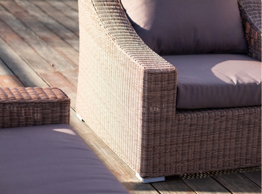 Ampi braccioli e seduta profonda