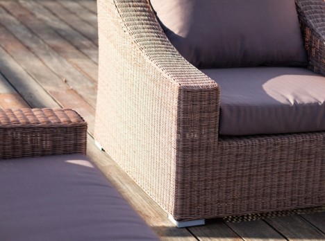 Ampi braccioli e seduta profonda