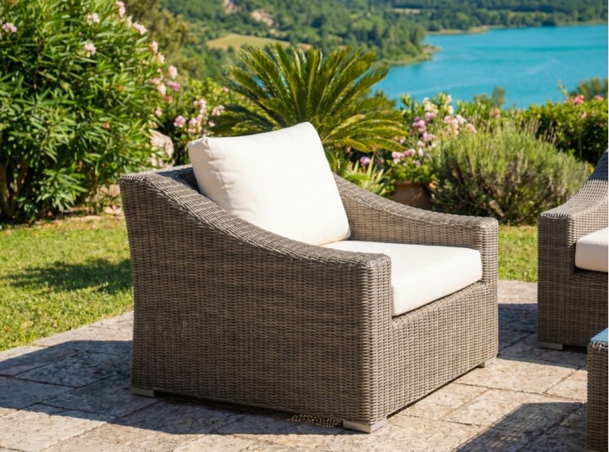 Ampia poltrona da esterno con braccioli larghi