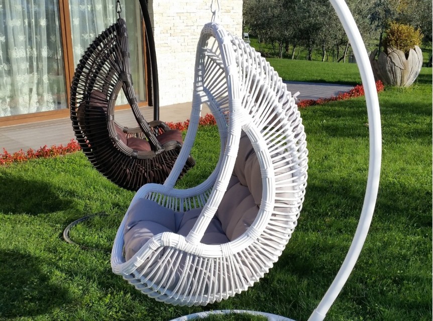 Seduta sospesa di design in rattan bianco