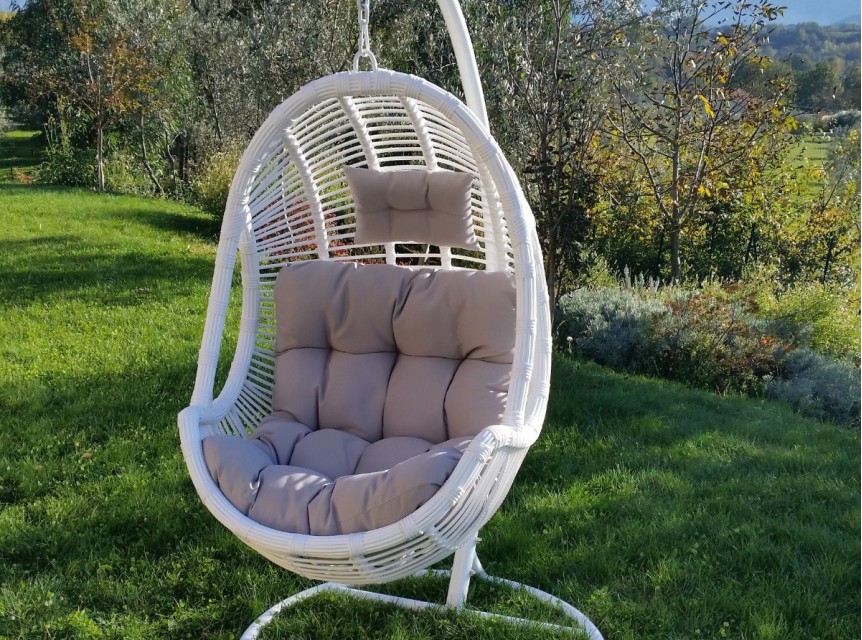 Poltrona sospesa bianca per giardino elegante