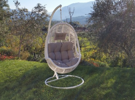 Seduta sospesa di design con intreccio innovativo in fibra sintetica bianca