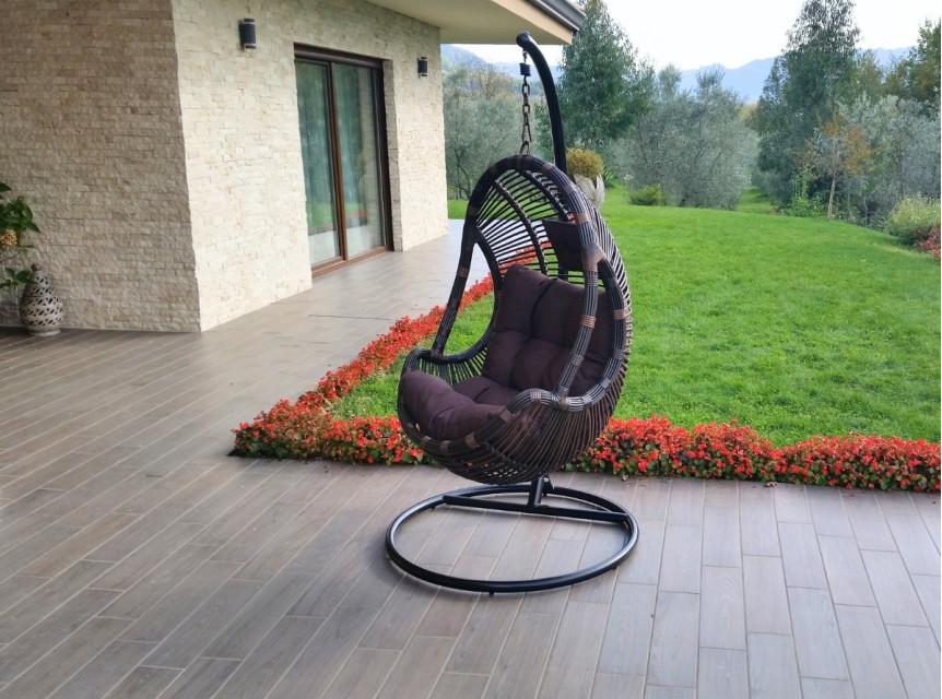 Poltrona sospesa in rattan sintetico di design