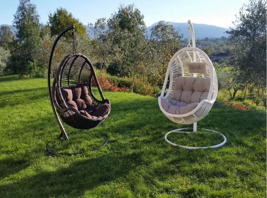 Seduta sospesa per esterni raffinati e confortevoli
