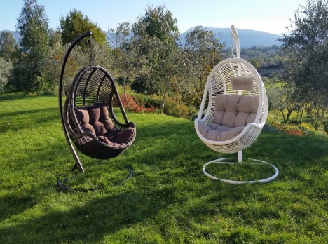 Seduta sospesa per esterni raffinati e confortevoli
