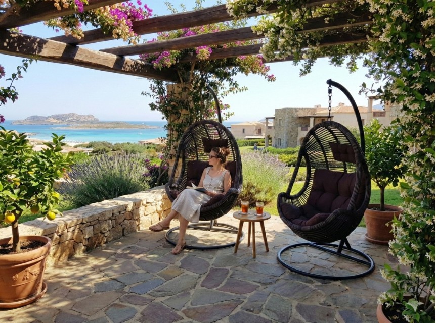 Seduta sospesa di design colore marrone per i tuoi momenti di relax all'aperto