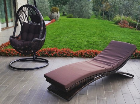 Lettino per esterno curvo con design esclusivo Uniko
