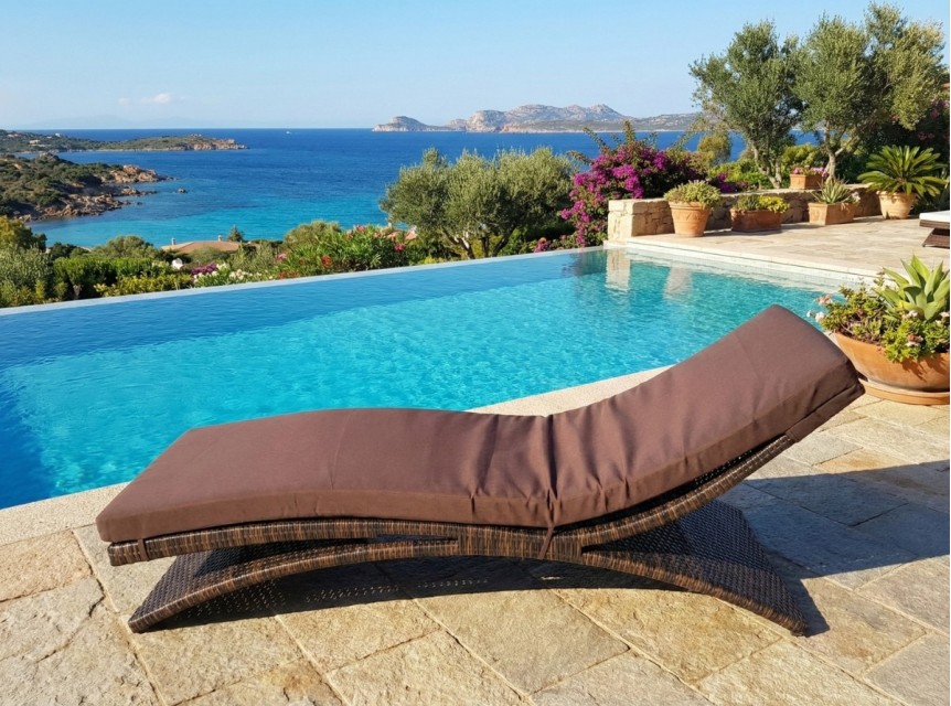 Lettino da esterno in rattan sintetico marrone con cuscino