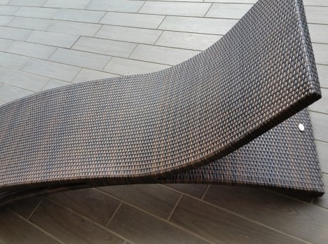 Lettino prendisole con design curvo