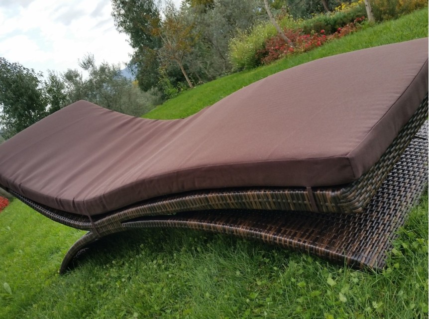 Lettino da piscina di design in fibra sintetica
