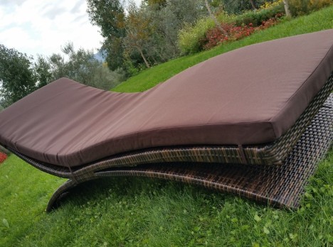 Lettino da piscina di design in fibra sintetica