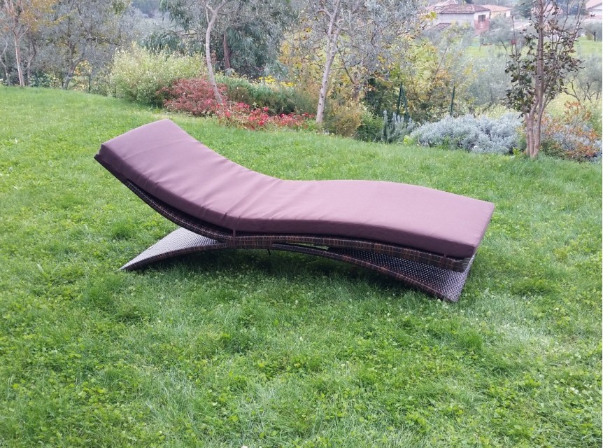 Sdraio da piscina con design curvo colore marrone