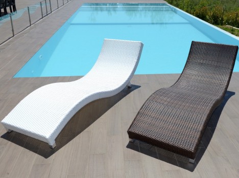 Sdraio di design per piscina con cuscino poggiatesta crema