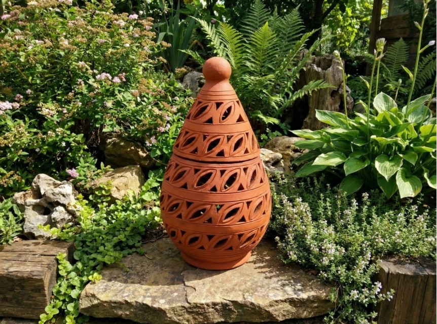 Lanterna in terracotta di design intagliata a mano