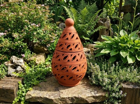 Lanterna in terracotta di design intagliata a mano