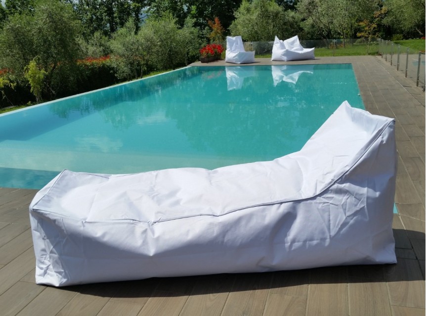 Lettino da piscina in tessuto tecnico bianco