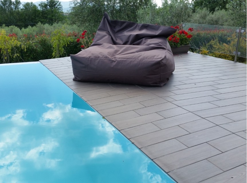 Poltrona due posti da esterno con rivestimento in tessuto outdoor marrone