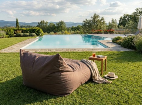 Poltrona due posti per esterno imbottita in tessuto marrone