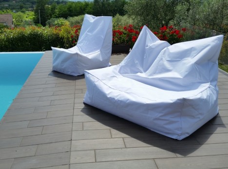 Divano da esterno bianco in tessuto morbido