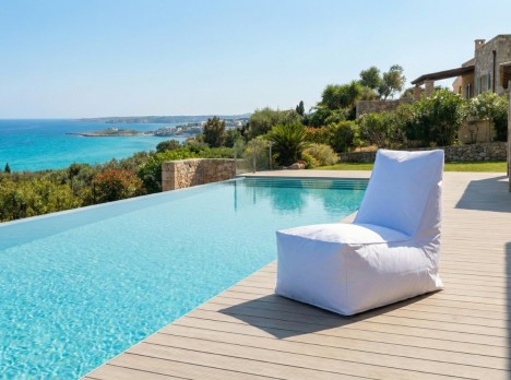 Poltrona da giardino imbottita con rivestimento in tessuto bianco