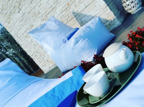 Poltrona ergonomica per esterni in tessuto bianco