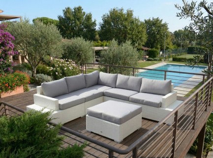 Salotto angolare per esterno in rattan bianco