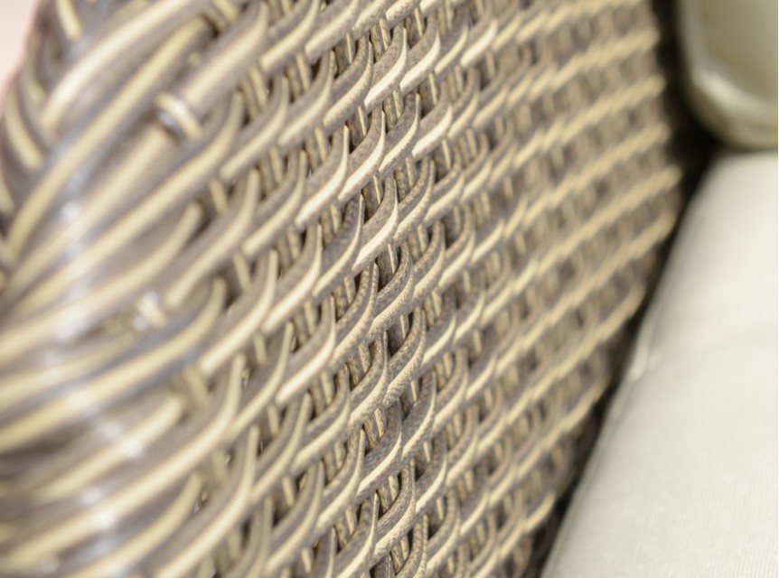 Intreccio artigianale con colore che richiama quello dei cuscini