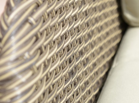 Intreccio artigianale con colore che richiama quello dei cuscini