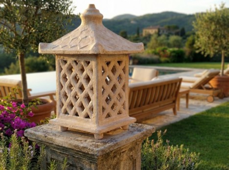 Lanterna in terracotta in stile asiatico bianco sporco