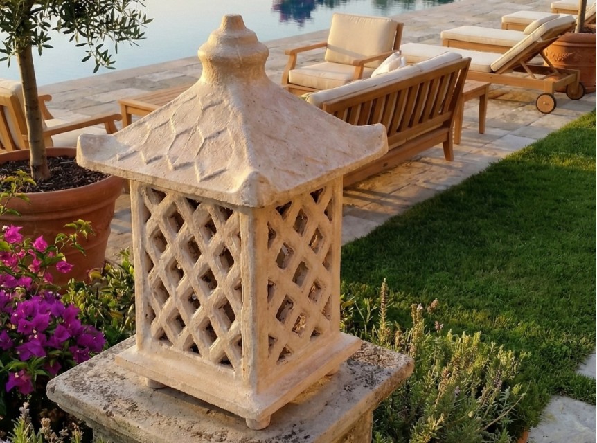 Lanterna in terracotta indonesiana per giardini di lusso