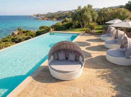 Divano tondo in rattan bianco con parasole grigio 2