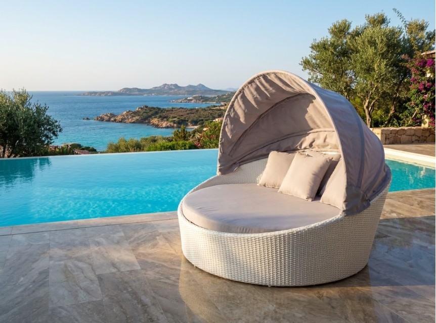 Divano tondo in rattan bianco con parasole grigio