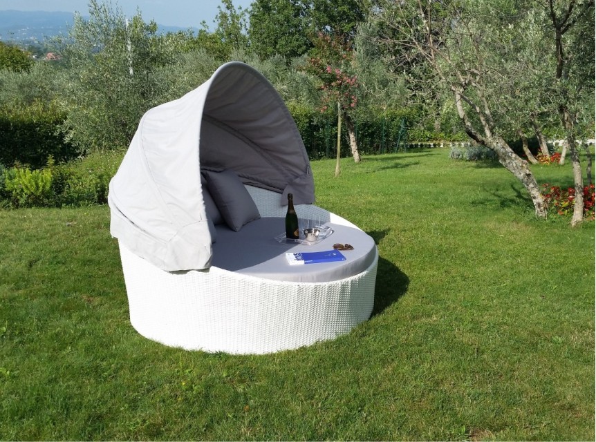 Divano isola da esterno con parasole grigio