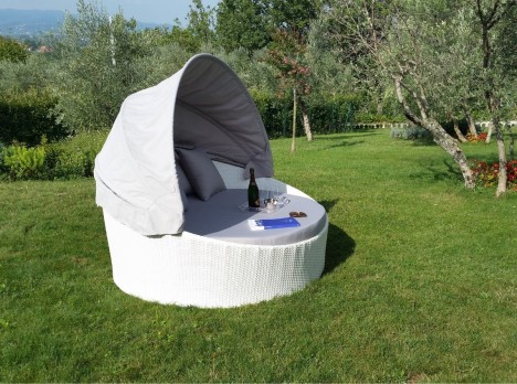 Divano isola da esterno con parasole grigio