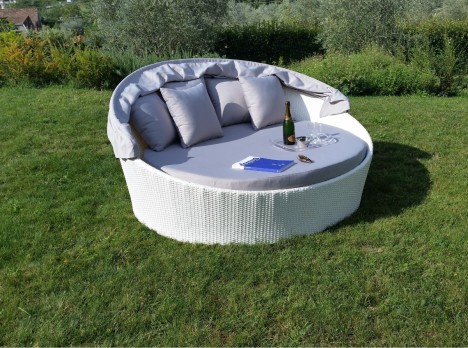 Divano tondo per esterno in rattan bianco per momenti di relax unici