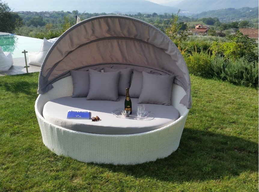 Divano bianco per esterno con parasole richiudibile