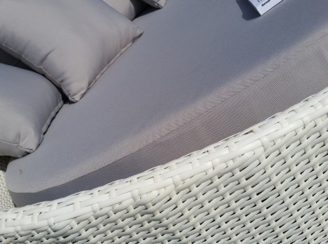 Intreccio in rattan bianco con parasole e cuscini grigio perla