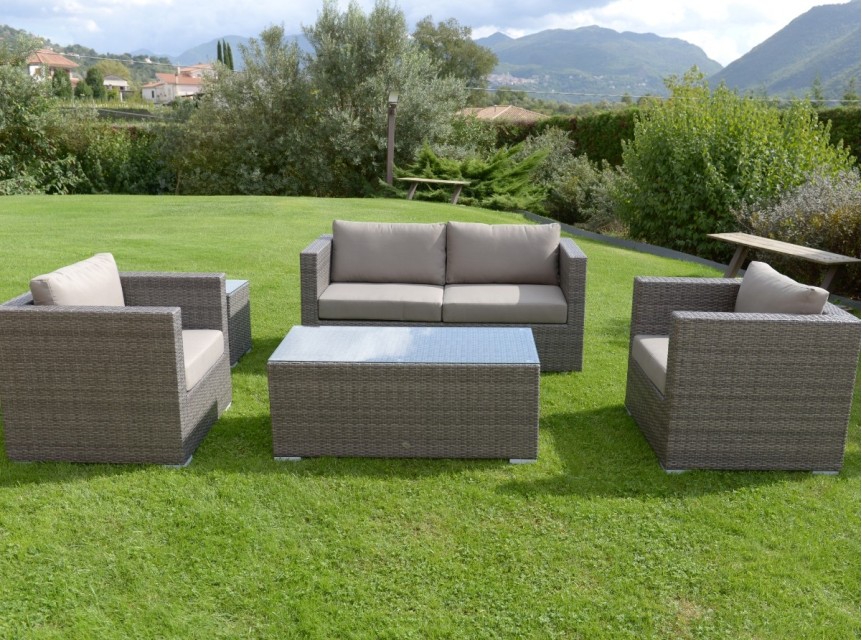 Composizione salotto da esterno in stile classico ed intreccio in rattan