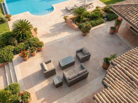 Salotto da esterno di design con forme squadrate