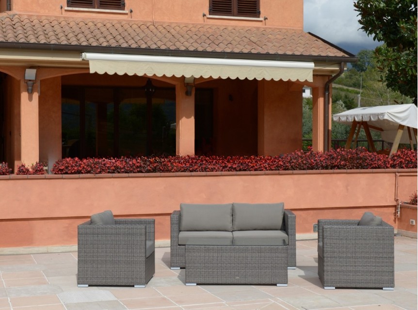 Salotto da esterno di design in fibra sintetica grigia