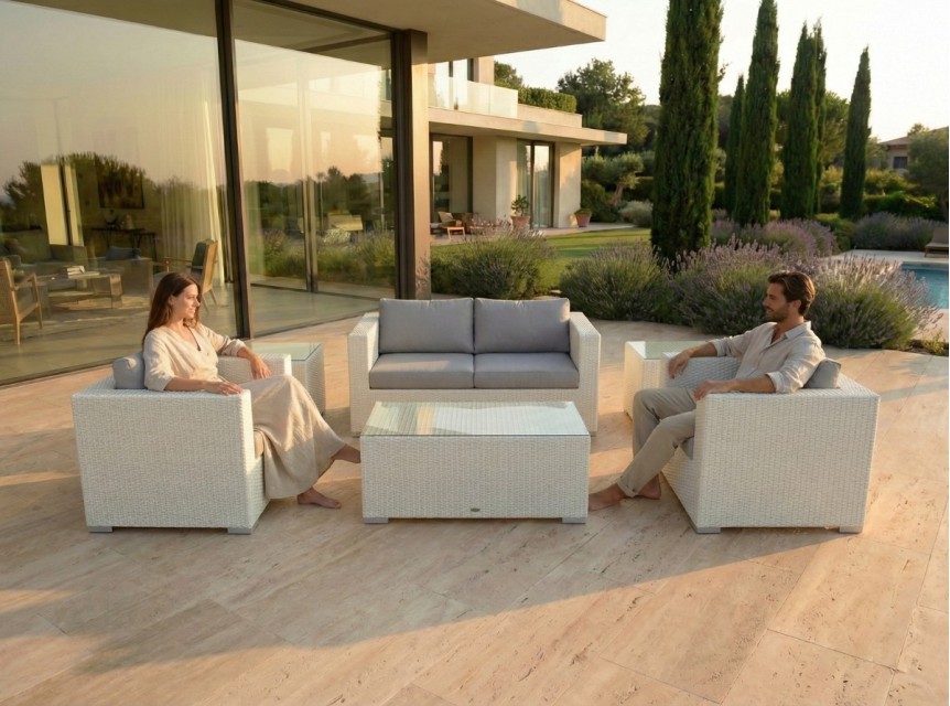 Salotto da esterni dalle forme squadrate in rattan bianco