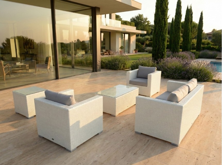 Salotto da giardino dalle forme squadrate con intreccio in rattan bianco