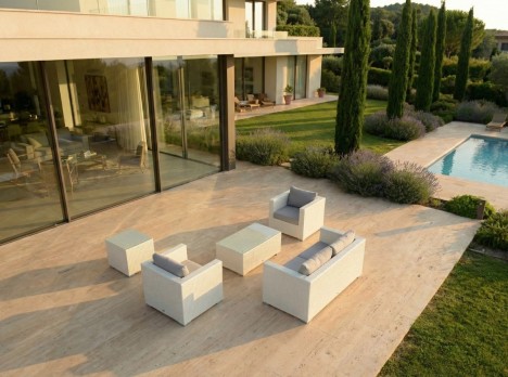 Salottino da esterno con poltrone ampie e cuscini sfoderabili