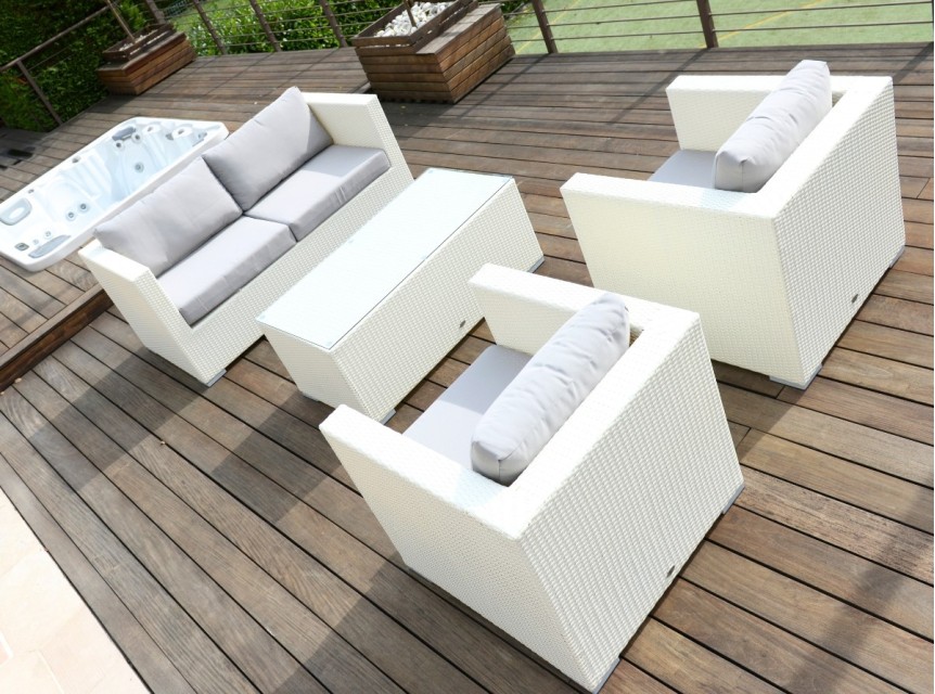 Divano bianco da esterno con cuscini grigi