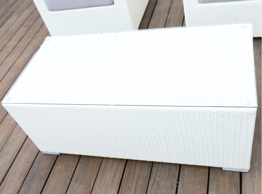 Tavolo in rattan con ripiano in vetro temperato