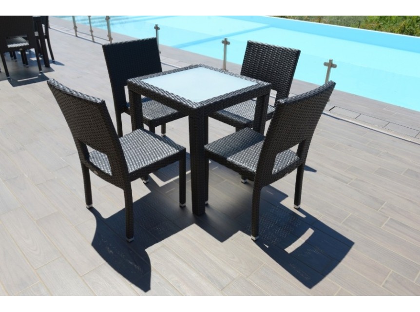 Tavolo da giardino per quattro persone in rattan