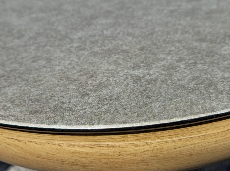 Dettaglio vetro e verniciatura effetto legno