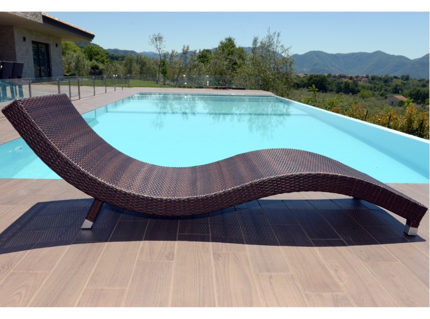 Lettino in rattan sintetico per centri benessere e spa