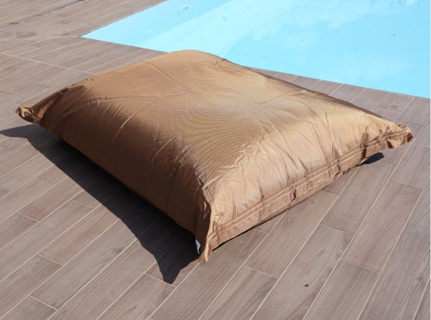 Maxi cuscino colore bronzo per sdraiarsi all'aperto