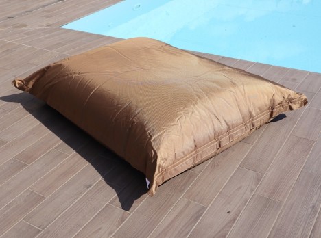 Maxi cuscino colore bronzo per sdraiarsi all'aperto